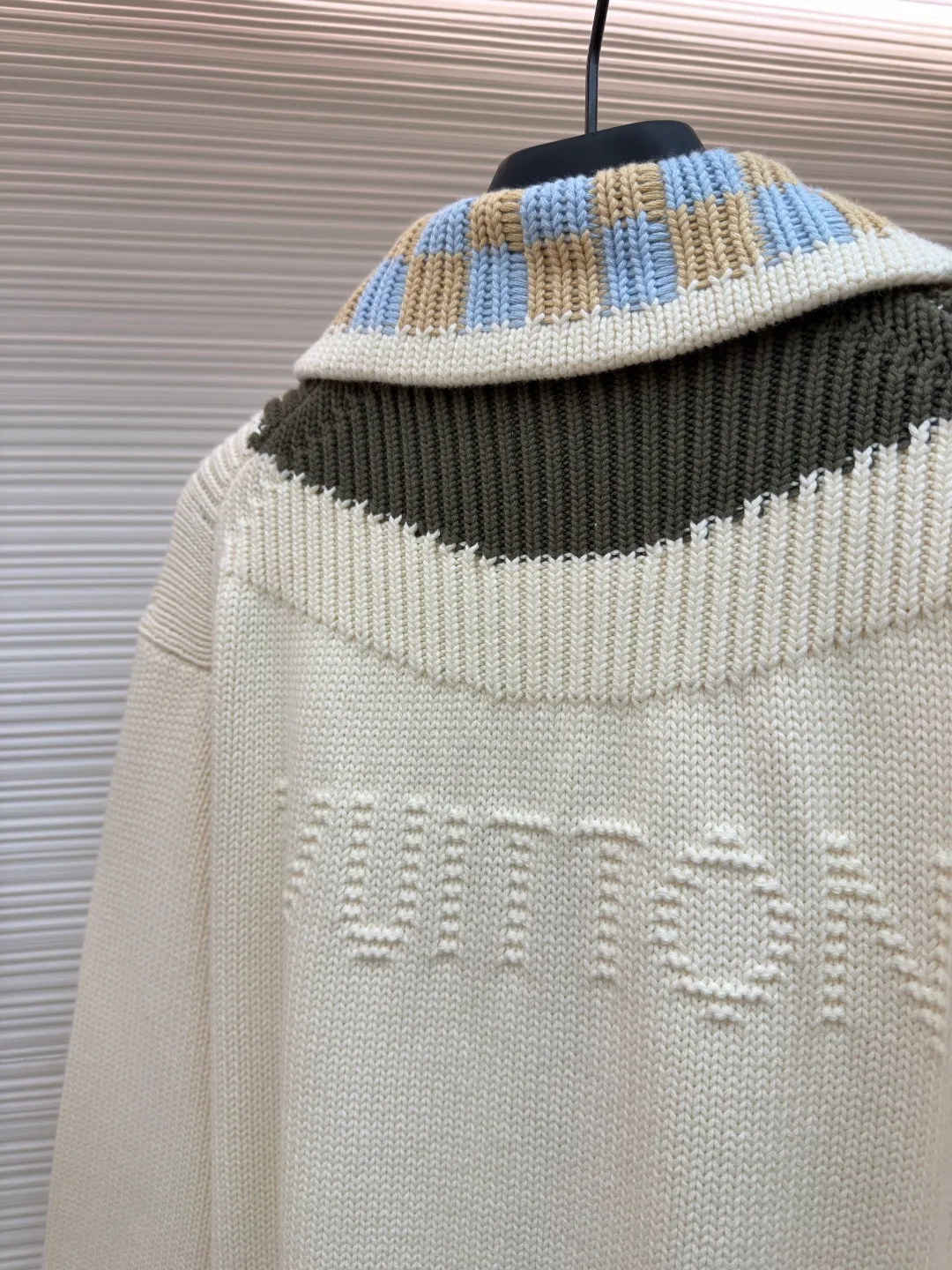 LOUIS VUITTON letter badge iridescent color-blocking knitted tunic jacket ●Original version: purchased and developed for 23600 ●Item number: 1682240-B65 ●Fabric: wool blended fabric ●Technology: knitted ●Color: off-white ●Version: fitted version ●Weight: about 1340 grams ●Size: S-M-L-XL ●Description: This off-white knitted zipper cardigan is made of Australian merino wool blended worsted yarn and uses a coarse needle plain weave process. The fabric texture is full and three-dimensional, with a soft touch and excellent warmth retention. The yarn has been treated with anti-pilling treatment to prevent pilling after long-term wear. The neckline is spliced ​​with contrasting striped ribs, which are made using yarn-dyed jacquard technology. The pattern has distinct colors and does not fade. The placket is equipped with a customized metal zipper, and the chain teeth are polished and electroplated, making it smooth and anti-oxidation. The leather logo plate on the left side of the body is fixed by hand caulking, and the edges are neatly routed; the cuffs and hem are edged with high-elastic ribs to keep them from becoming loose after long-term wear. The overall design adopts a loose shoulder cut, and the seams between the shoulders and the body are seamlessly embedded and clipped. The stitching is smooth and has no foreign body feeling. The spacing of each stitch is precisely controlled, showing the ingenuity of high-end knitted clothing. The overall wiring is straight and delicate, the fabric is comfortable and soft, and the color is consistent without color difference. It can be matched with the same style to create a fashionable look and control various occasions. Customized accessories, complete with three standards, same style for men and women!
